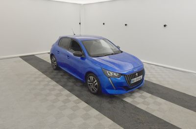 la voiture bleue est garée dans le garage sur le sol en damier
