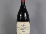 une image représentant une bouteille de vin rouge posée sur une table