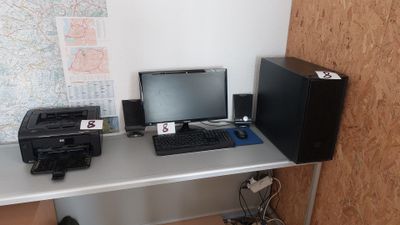 deux ordinateurs et une imprimante posés sur un bureau