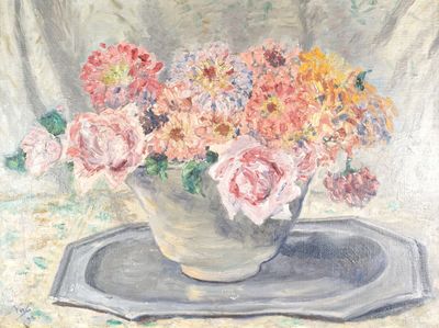 un tableau représentant des fleurs dans un vase posé sur un plateau
