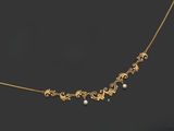 un collier en or et perles