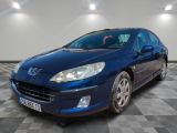 la photo d'une voiture bleue garée dans un garage