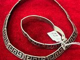 deux bracelets en argent posés sur un fond rouge, accompagnés d'une étiquette