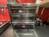 une photo d'un four grille-pain dans une cuisine professionnelle