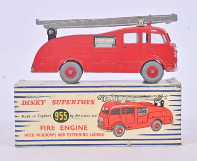 un camion de pompiers rouge en jouet posé sur une boîte