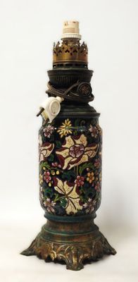 un vase surmonté d'un oiseau