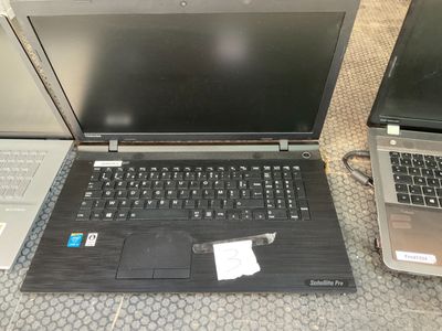 deux ordinateurs portables posés l'un à côté de l'autre sur le sol