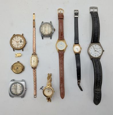 Plusieurs modèles de montres sont disposés sur un fond blanc