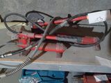 un tas de fils posés sur une table