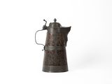 une vieille cafetière en métal avec une poignée, sur fond blanc