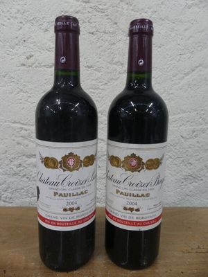 deux bouteilles de vin posées sur une table en bois