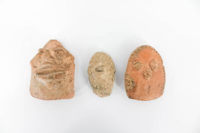 Trois têtes stylisées Afrique Centrale, sud du lac Tchad. Ci…