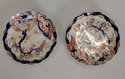 JAPON - Deux assiettes en porcelaine IMARI.