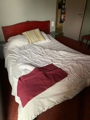 un lit recouvert d'une couverture rouge dans une chambre