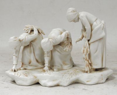 une figurine représentant un homme et une femme avec un bébé