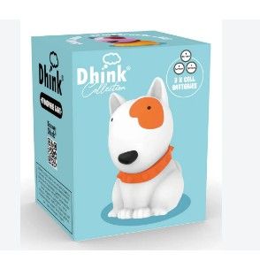 un chien blanc et orange assis devant une boîte bleue