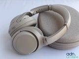 le casque est posé sur un étui, lui-même posé sur une surface blanche