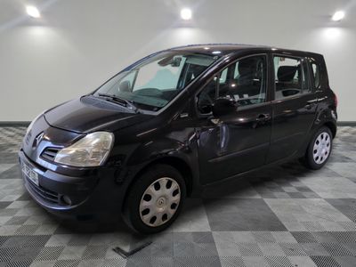 la photo d'une petite voiture noire garée dans un garage