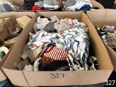 de nombreuses boîtes de vêtements posées par terre