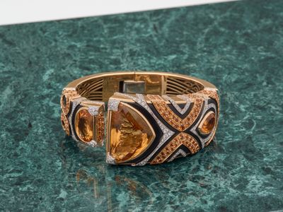 une image représentant une bague en or et en argent sertie de citrines