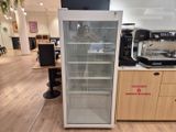 Quelqu'un prend une photo d'une machine à café dans un café