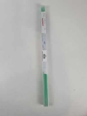 un gros plan sur une paire de baguettes vertes posées sur une surface blanche