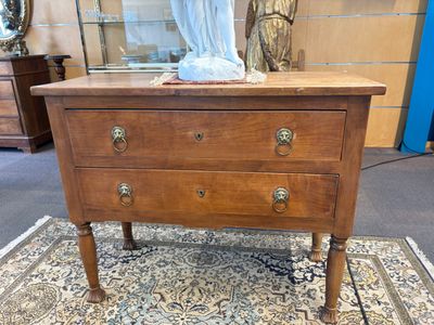 une vieille commode en bois à trois tiroirs, surmontée d'un miroir
