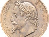 Gros plan sur une pièce de monnaie portant le visage d'un homme