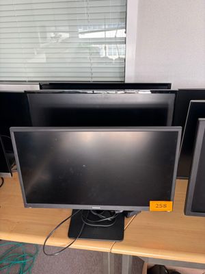 trois écrans d'ordinateur posés côte à côte sur un bureau