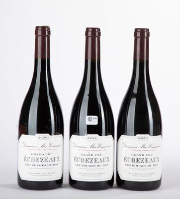 trois bouteilles de vin sont alignées sur une surface blanche