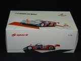 une boîte sur laquelle figure une maquette de voiture de course