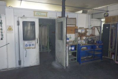 une pièce dans laquelle se trouvent de nombreux objets