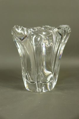 un vase en verre posé sur une table