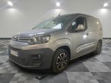 La nouvelle fourgonnette Citroën est garée dans le showroom.