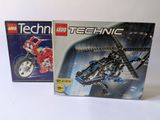 deux sets lego technic sont posés l'un à côté de l'autre sur une surface blanche