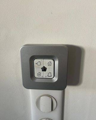 une horloge fixée sur le mur