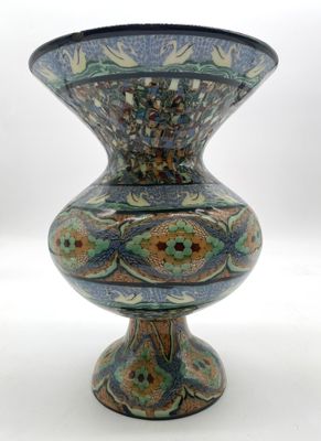 un vase posé sur une surface blanche