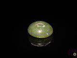 une image représentant une boule de jade verte posée sur une surface noire