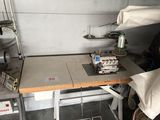 une machine à coudre posée sur une table dans une pièce