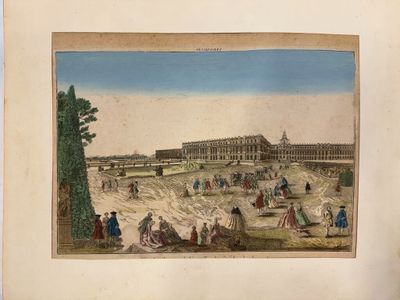 une vieille photo d'un grand bâtiment entouré de nombreuses personnes
