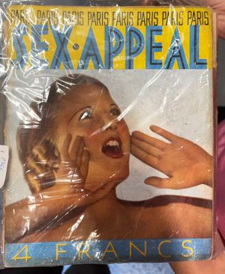 la couverture d'un magazine sur laquelle figure la photo d'une femme se couvrant le visage