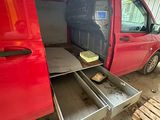 une camionnette rouge équipée d'un tiroir à l'arrière
