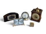 de nombreux types d'horloges différents sur un fond blanc