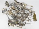 beaucoup de cuillères en argent et de cuillères à soupe sur la table