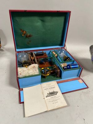 une petite boîte contenant un livre et un jouet
