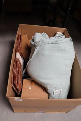 une boîte en carton contenant un sac de vêtements