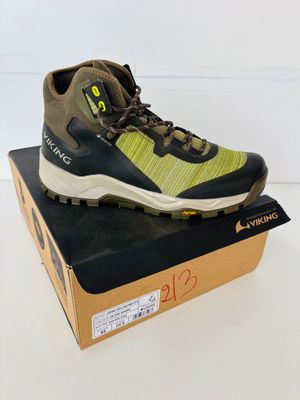 une paire de chaussures de randonnée posée sur une boîte