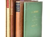 plusieurs livres sont empilés sur une surface blanche