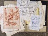 une pile de dessins posée sur une table, à côté d'un stylo et d'une feuille de papier