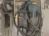 une boîte contenant une perceuse et d'autres outils